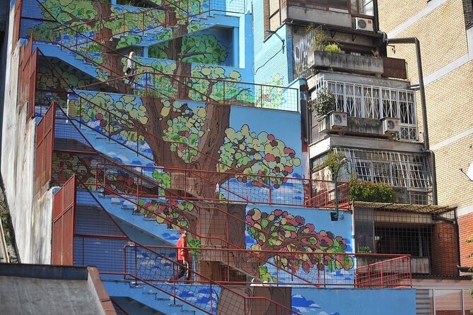 SARAJEVO STREET ART TOUR (art, history & mystery) - sARTajevo! - Stop 5: Ferhadija Pedestrian Street and the Srebrenica 1992/1995 mural